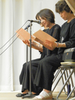 �������y