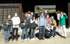 �\������